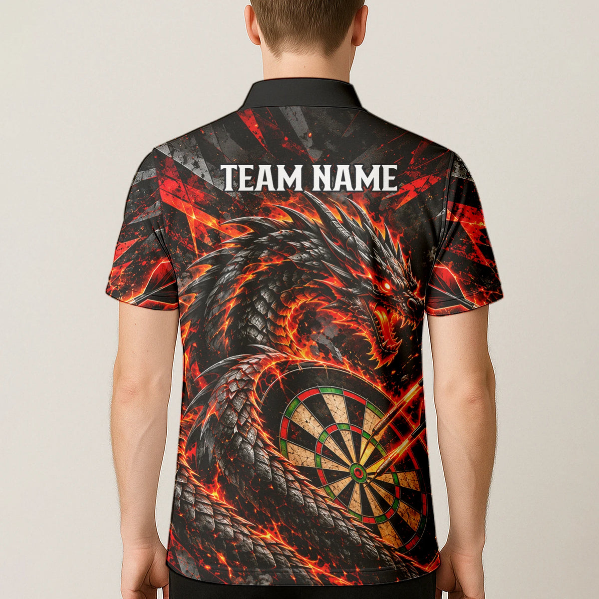 Personalisiertes Dartshirt mit schwarz-rotem Feuerdrachen und Dartscheibe für Herren B0683
