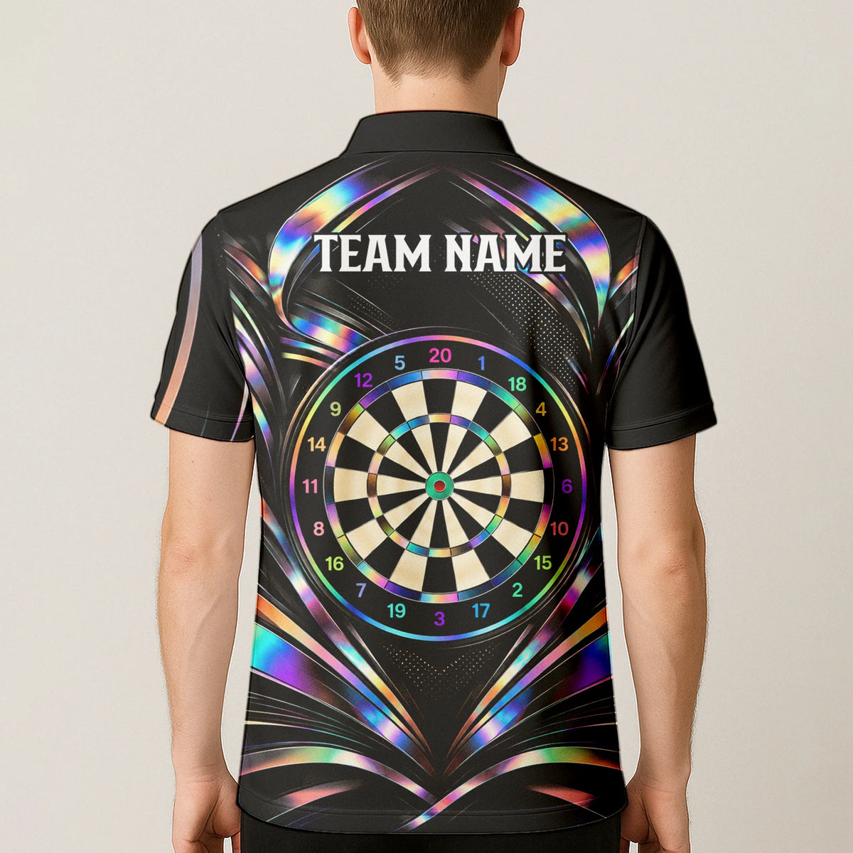 Personalisiertes Dartshirt in Schwarz mit regenbogenfarbenen Schwüngen und Dartscheibe für Herren Y5240
