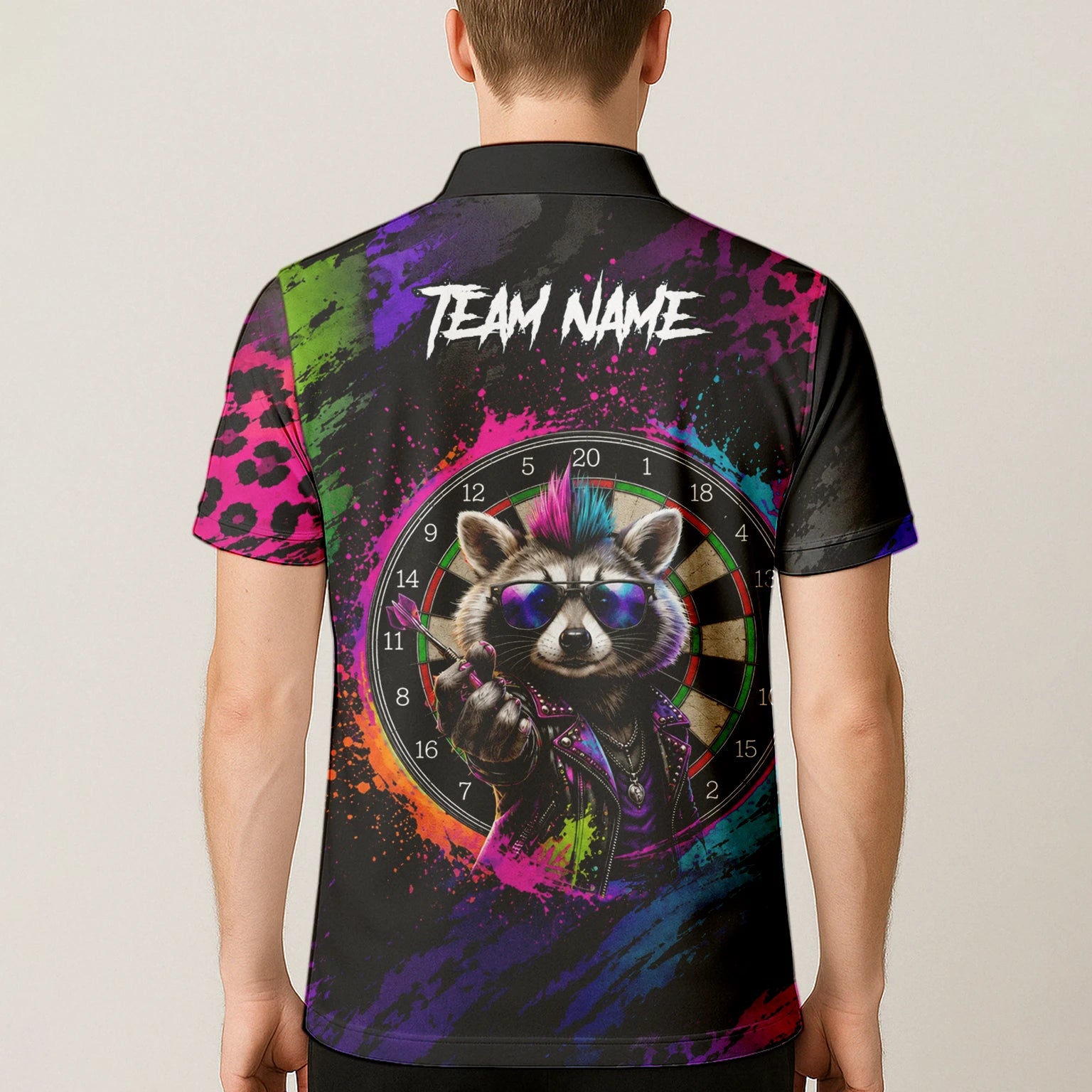 Personalisiertes Schwarz-buntes Punk-Waschbär-Dartboard Dartshirt für Herren E164