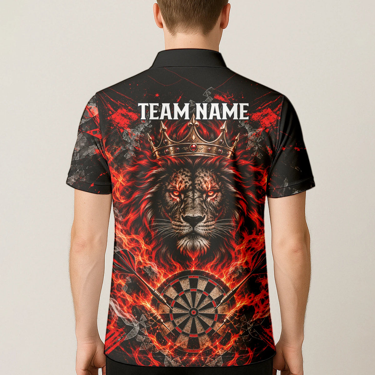 Personalisiertes Dartshirt in Schwarz und Rot mit gekröntem Löwen, Flammen und Dartscheibe für Herren O5343