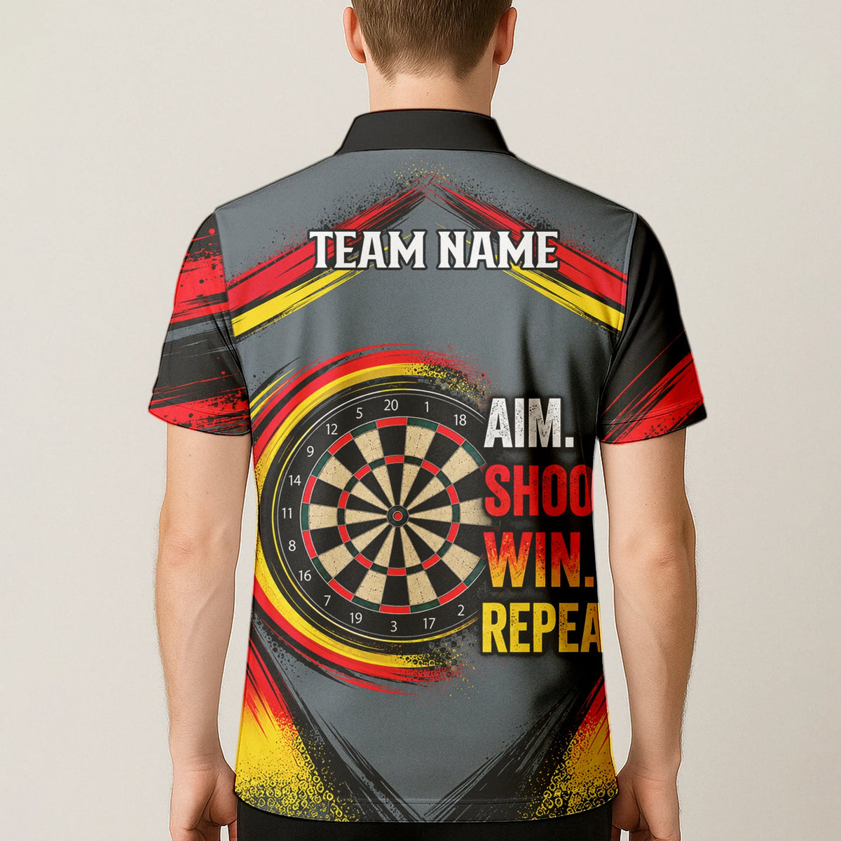 Personalisiertes Dartshirt in Grau, Schwarz, Rot und Gelb mit Dartpfeilen und Dartscheibe für Herren E2718