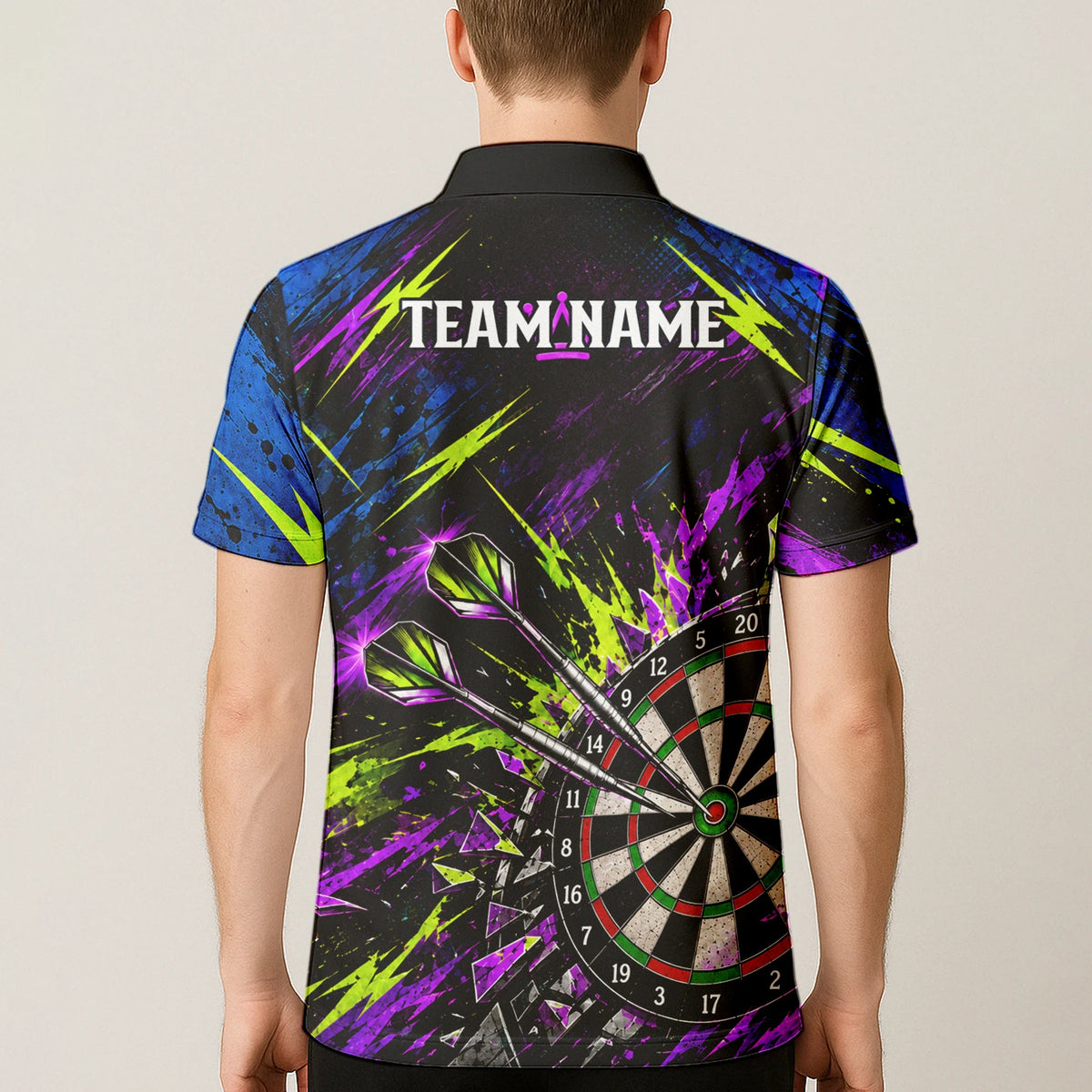 Personalisiertes Dartshirt in Schwarz, Grün und Lila mit grinsender Katze und Dartscheibe für Herren U0497