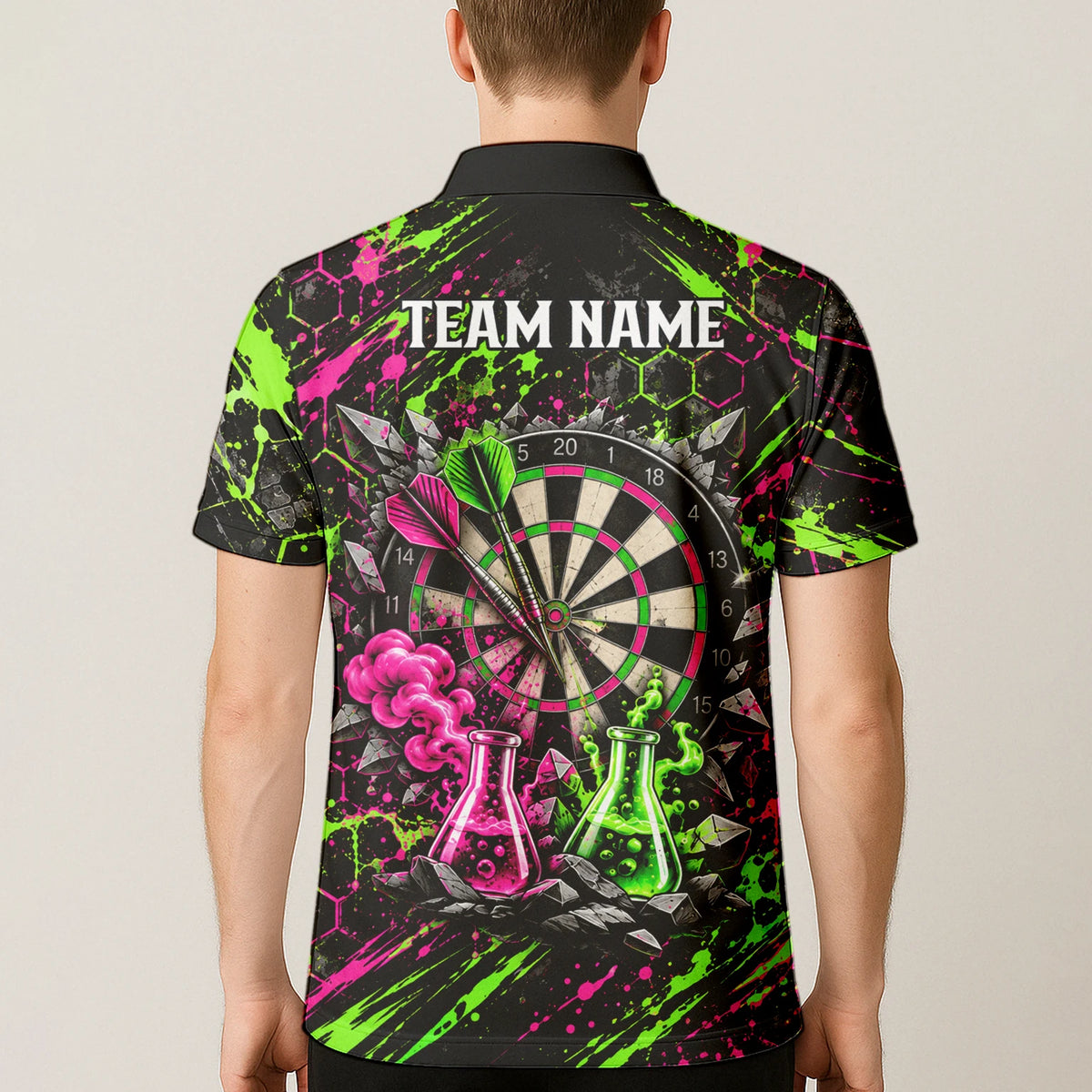 Personalisiertes Dartshirt in Schwarz, Grün und Pink mit verrücktem Wissenschaftler und Dartscheibe für Herren F9179