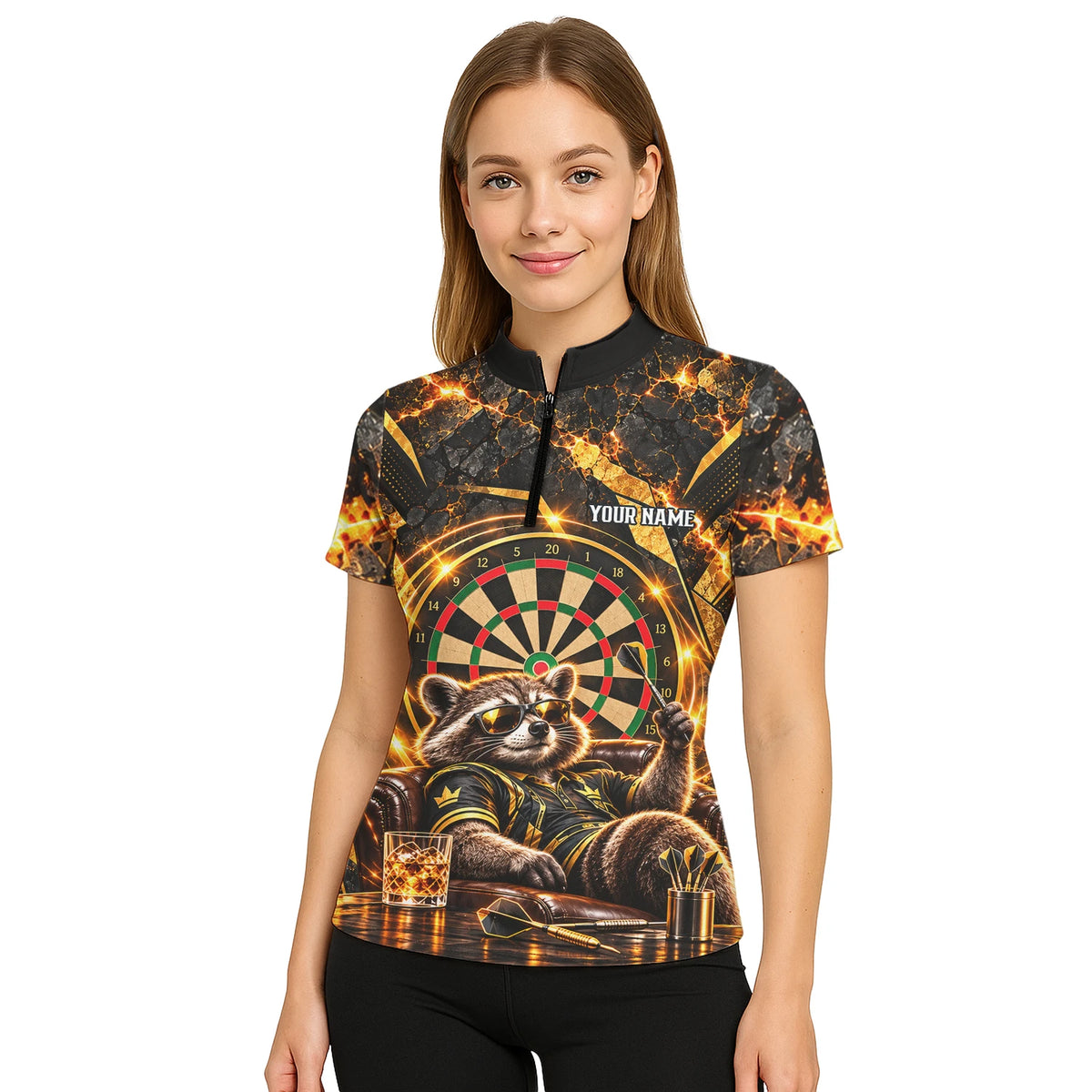 Personalisiertes Dartshirt mit schwarz-goldenem Waschbären und Dartscheibe für Damen B7615