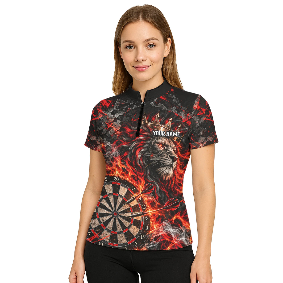 Personalisiertes Dartshirt in Schwarz und Rot mit gekröntem Löwen, Flammen und Dartscheibe für Damen O5343