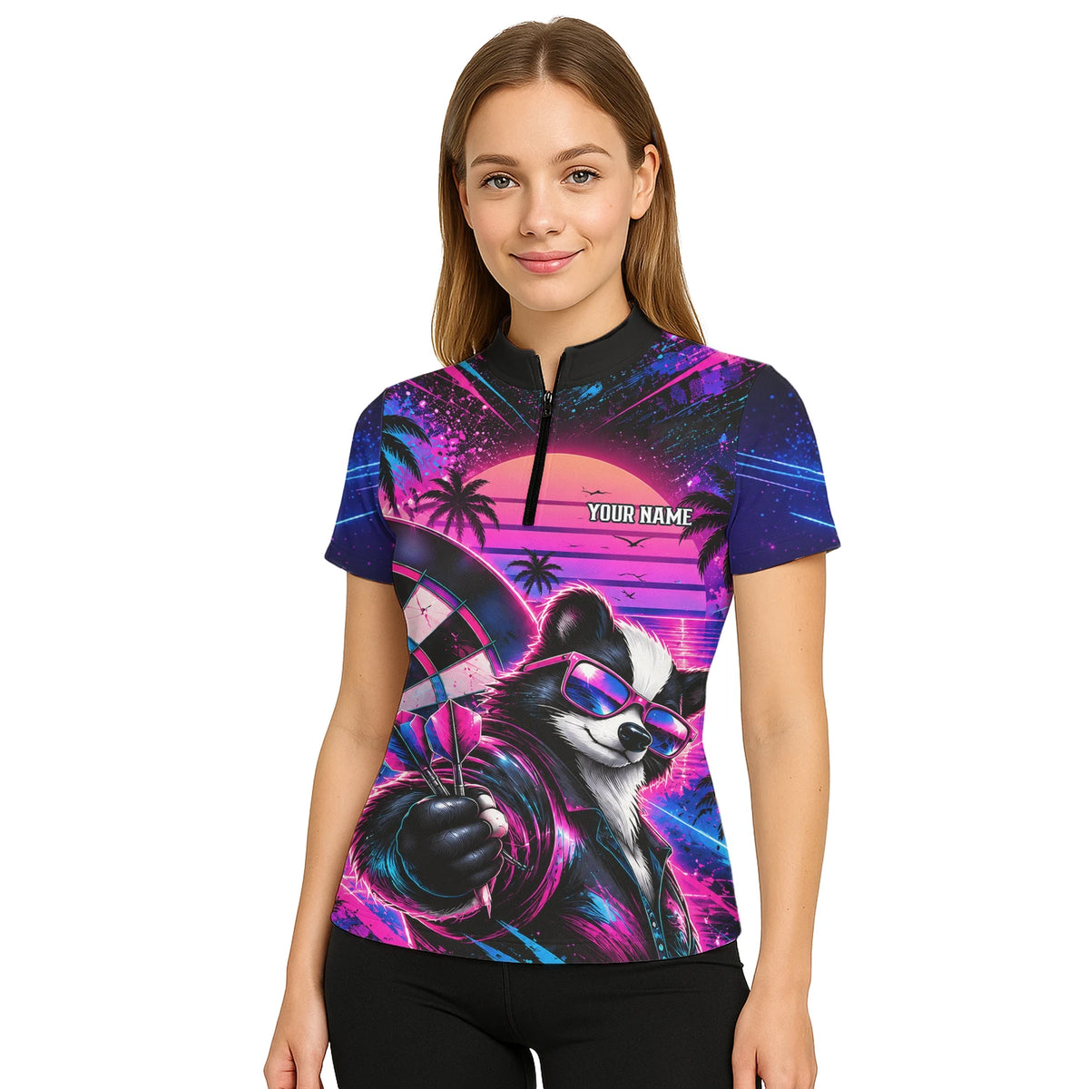 Personalisiertes Dartshirt in Pink, Lila und Blau mit Neon-Waschbären, Palmen, Sonnenuntergang und Dartscheibe für Damen N5114