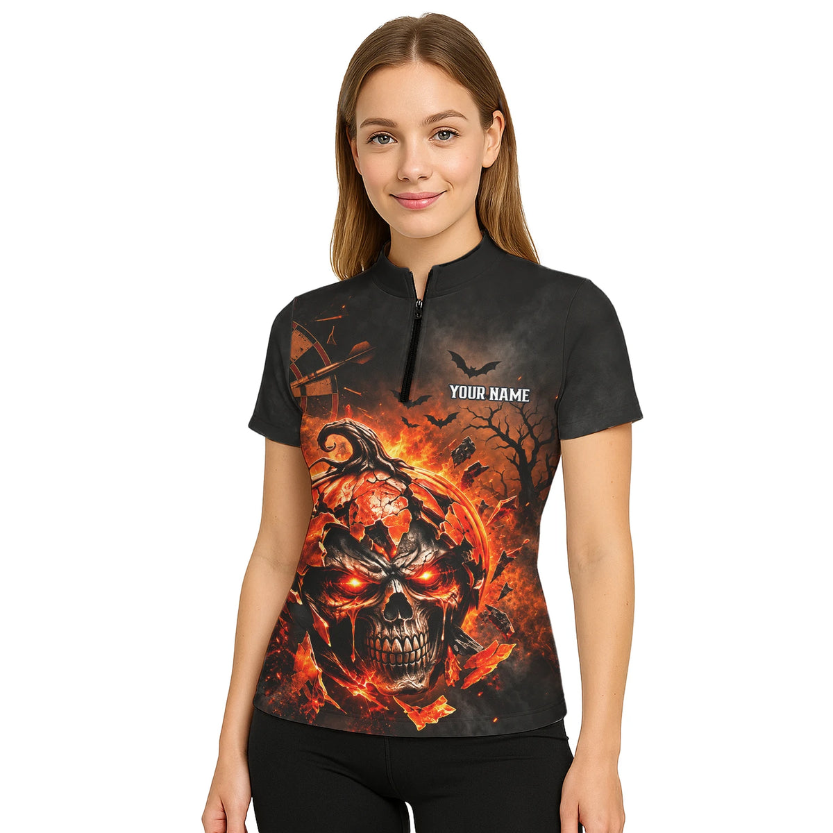 Personalisiertes Dartshirt in Schwarz und Orange mit flammendem Kürbis-Totenkopf und Dartscheibe für Damen S4076