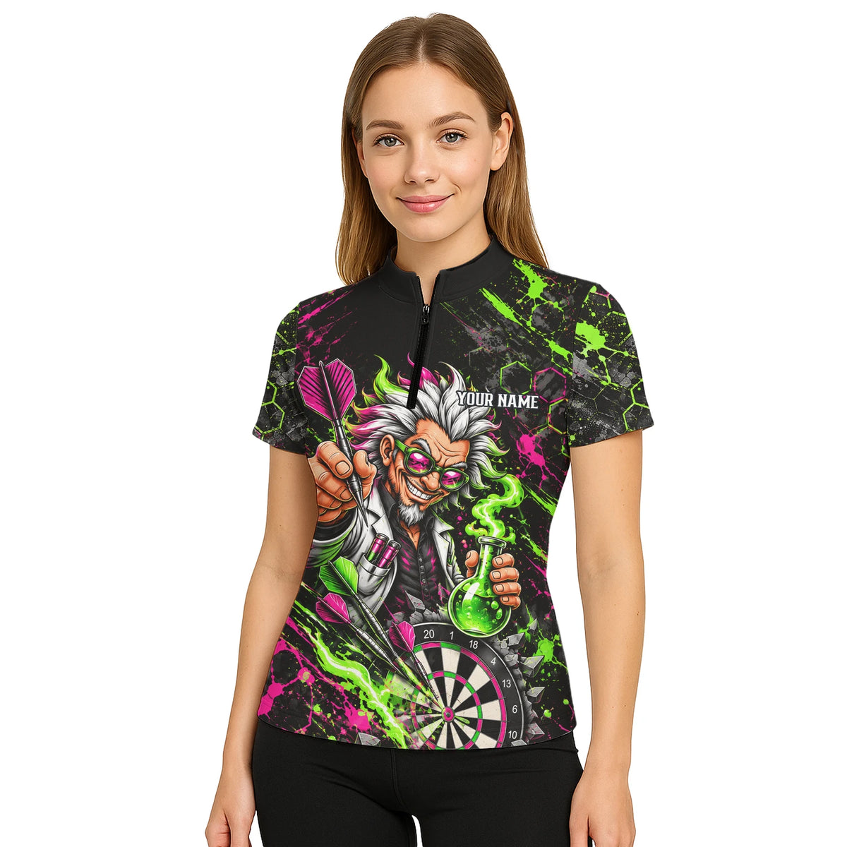 Personalisiertes Dartshirt in Schwarz, Grün und Pink mit verrücktem Wissenschaftler und Dartscheibe für Damen F9179