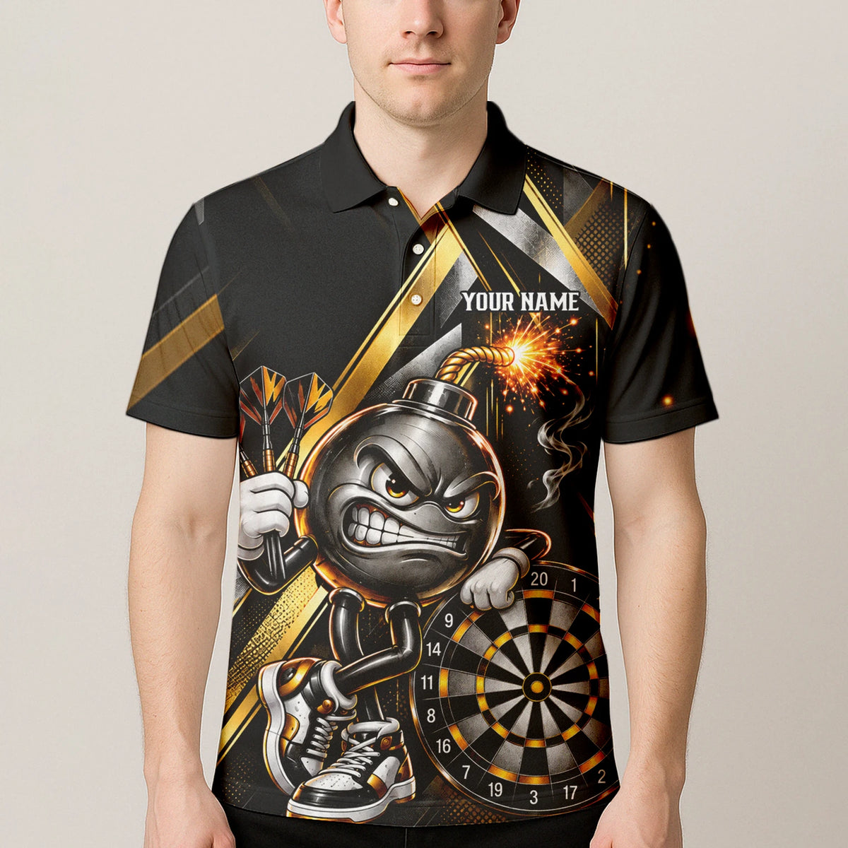 Personalisiertes Dartshirt in Schwarz und Gold mit wütender Comic-Bombe, Pokal und Dartscheibe für Herren R0150