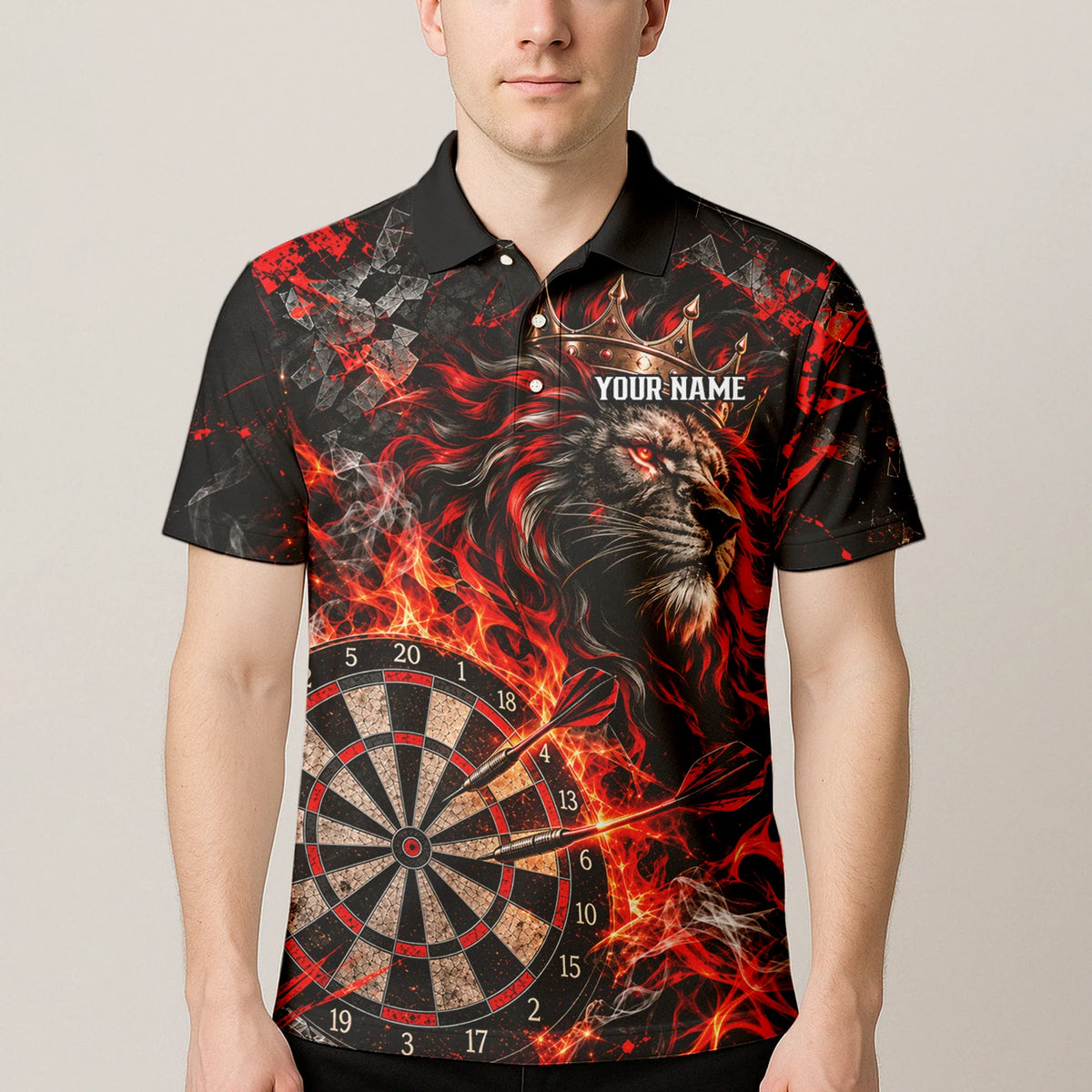 Personalisiertes Dartshirt in Schwarz und Rot mit gekröntem Löwen, Flammen und Dartscheibe für Herren O5343