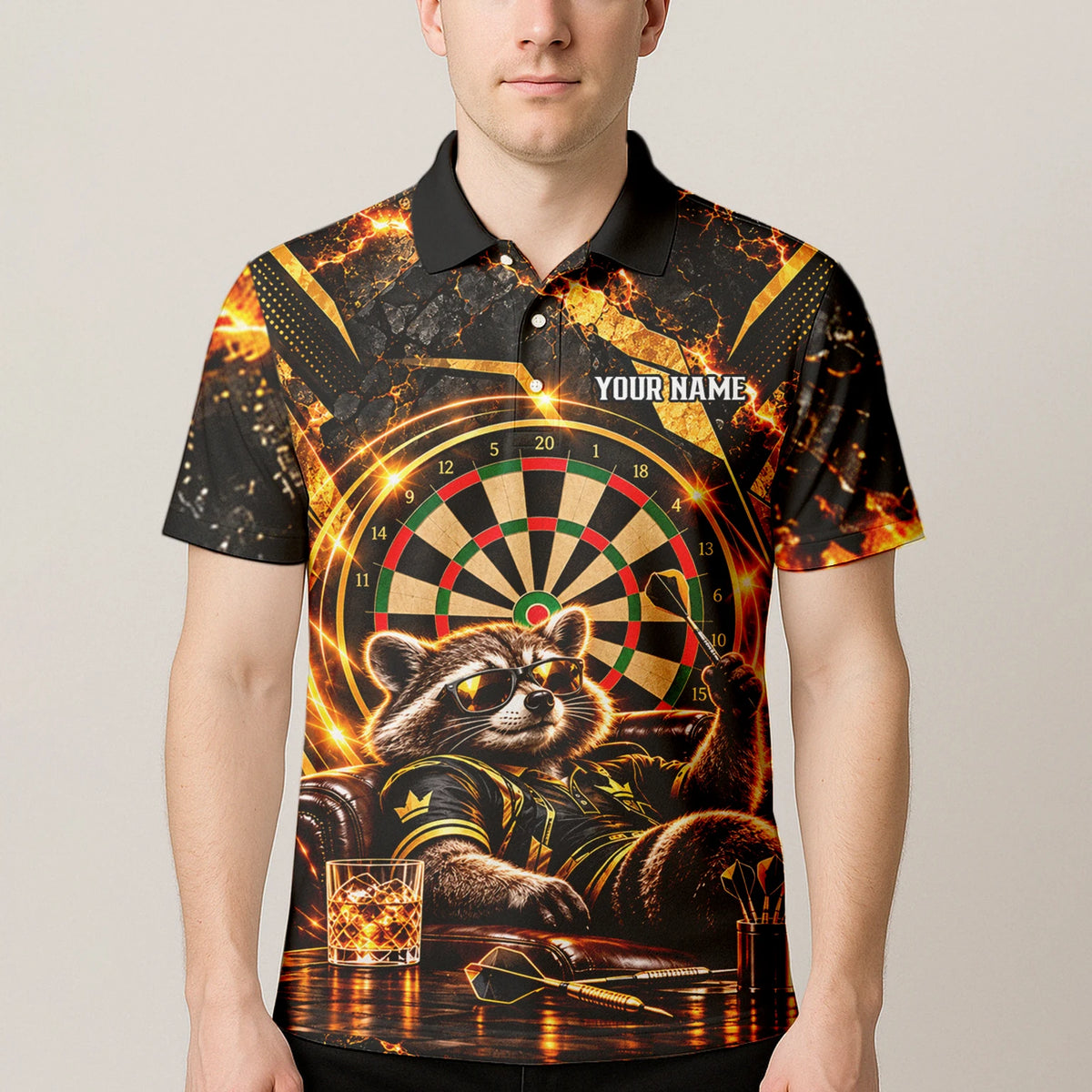 Personalisiertes Dartshirt mit schwarz-goldenem Waschbären und Dartscheibe für Herren B7615