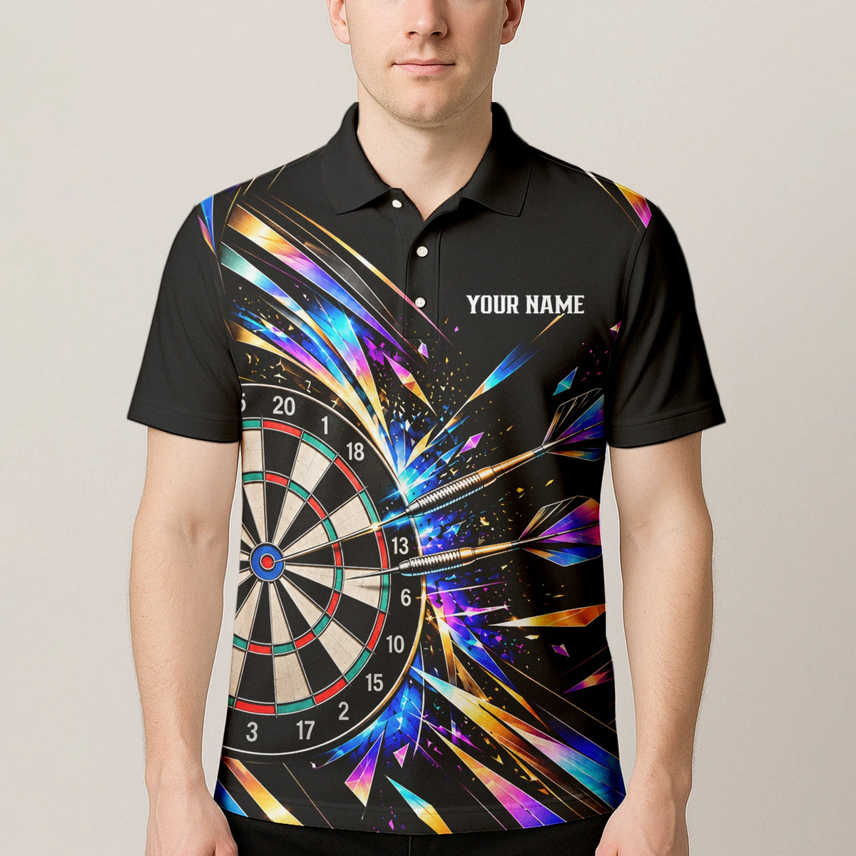 Personalisiertes Dartshirt in Schwarz mit bunten geometrischen Splittern und Dartscheibe für Herren L2897