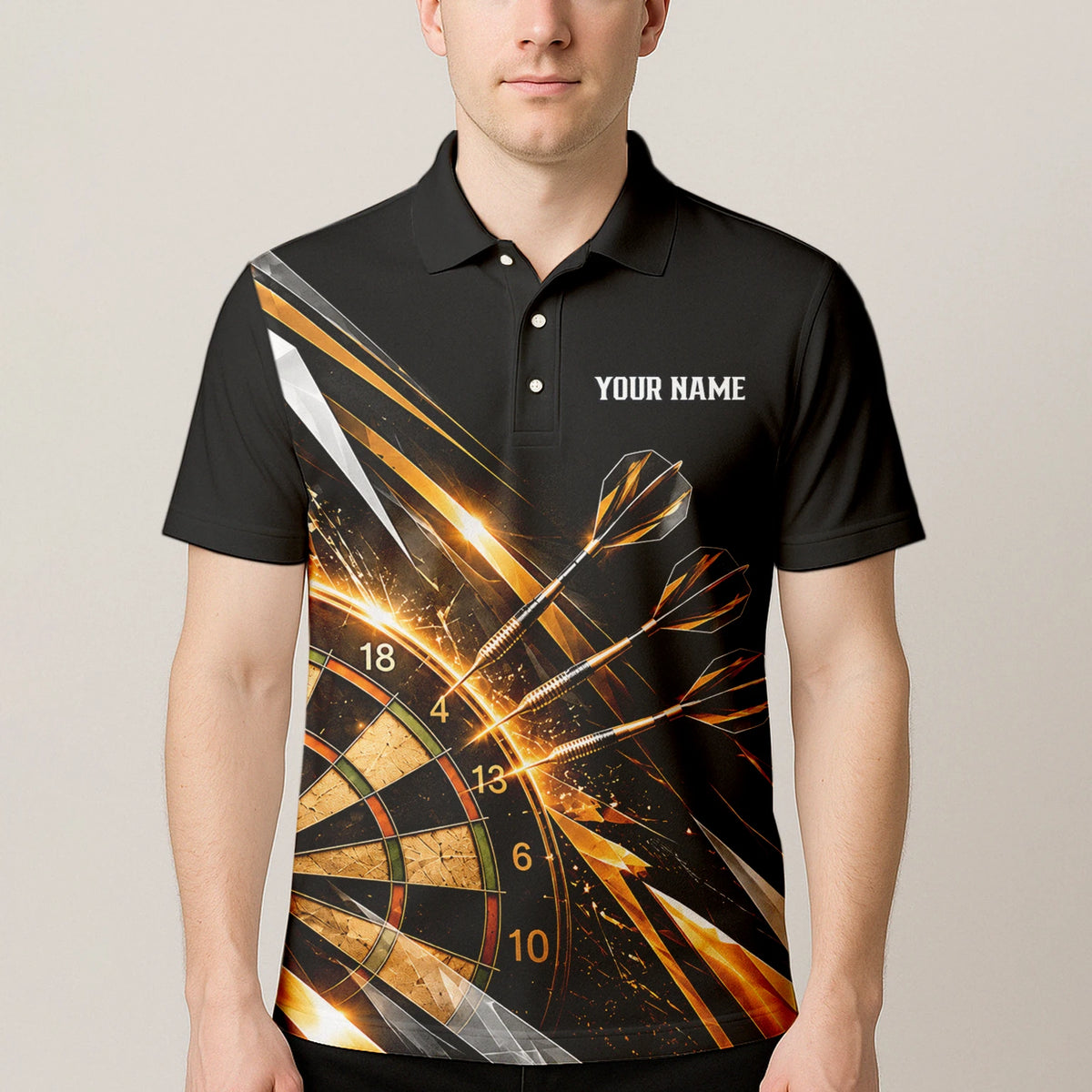 Personalisiertes Dartshirt in Schwarz, Gold und Weiß mit geometrischen Linien, Dartpfeilen, Krone und Dartscheibe für Herren V3775
