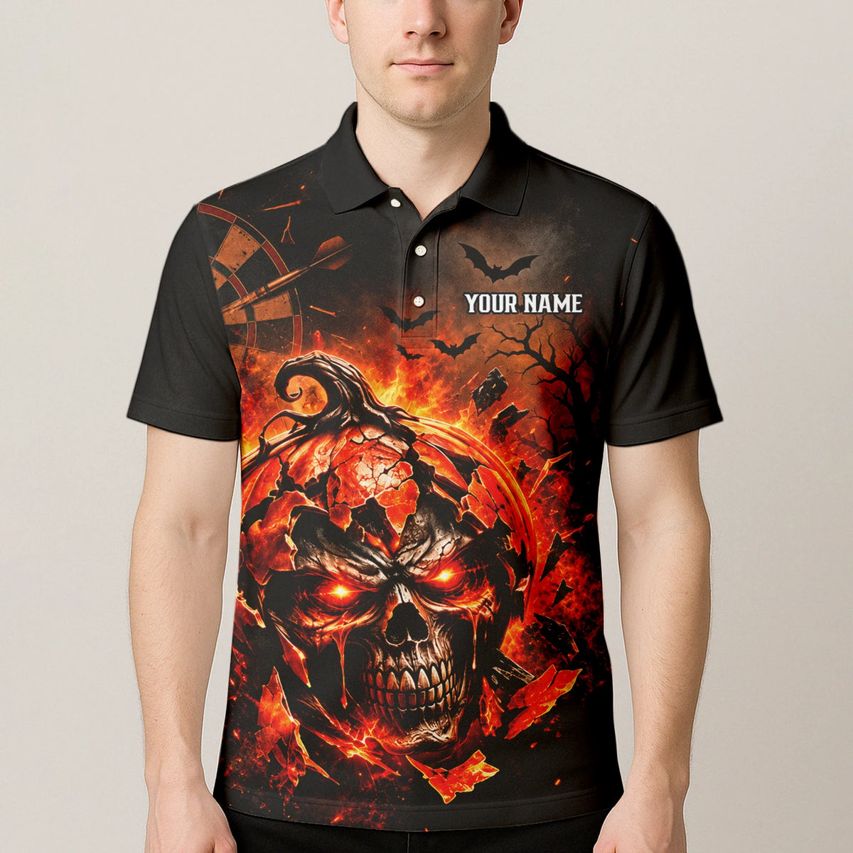 Personalisiertes Dartshirt in Schwarz und Orange mit flammendem Kürbis-Totenkopf und Dartscheibe für Herren S4076