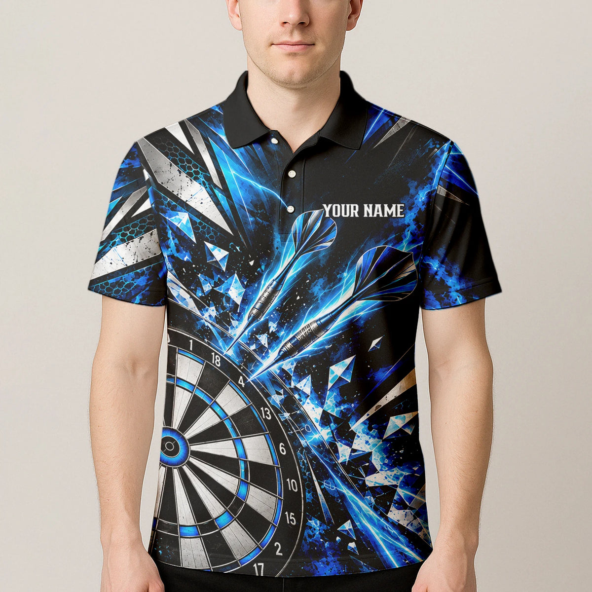 Personalisiertes Dartshirt in Schwarz, Blau und Silber mit geometrischen Splittern, Dartpfeilen und Dartscheibe für Herren N0176