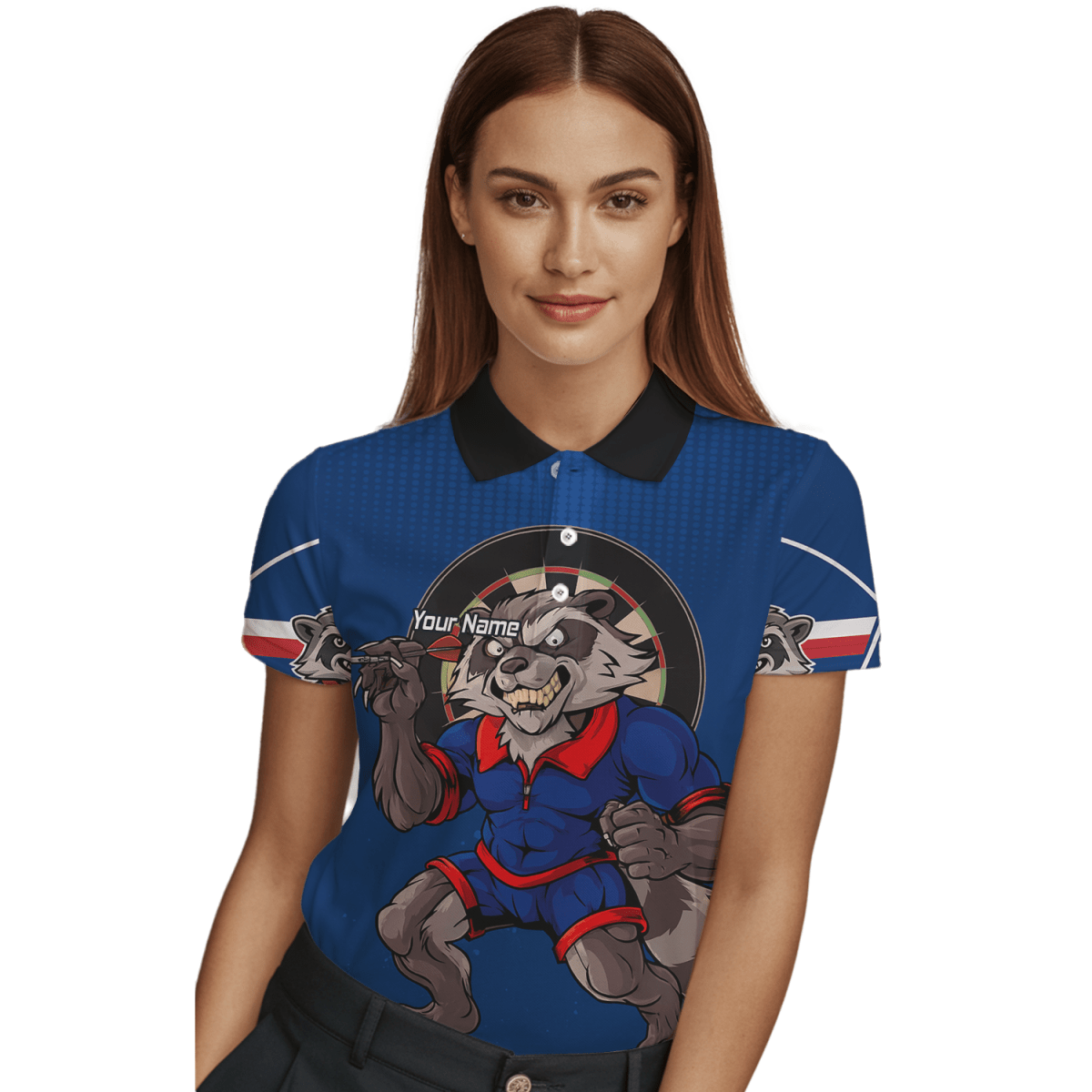 Damen Poloshirt Waschbär Darts Motiv, Personalisiert mit Wunschname & Team, Blau - Rot Y3391 - Outfitsuche
