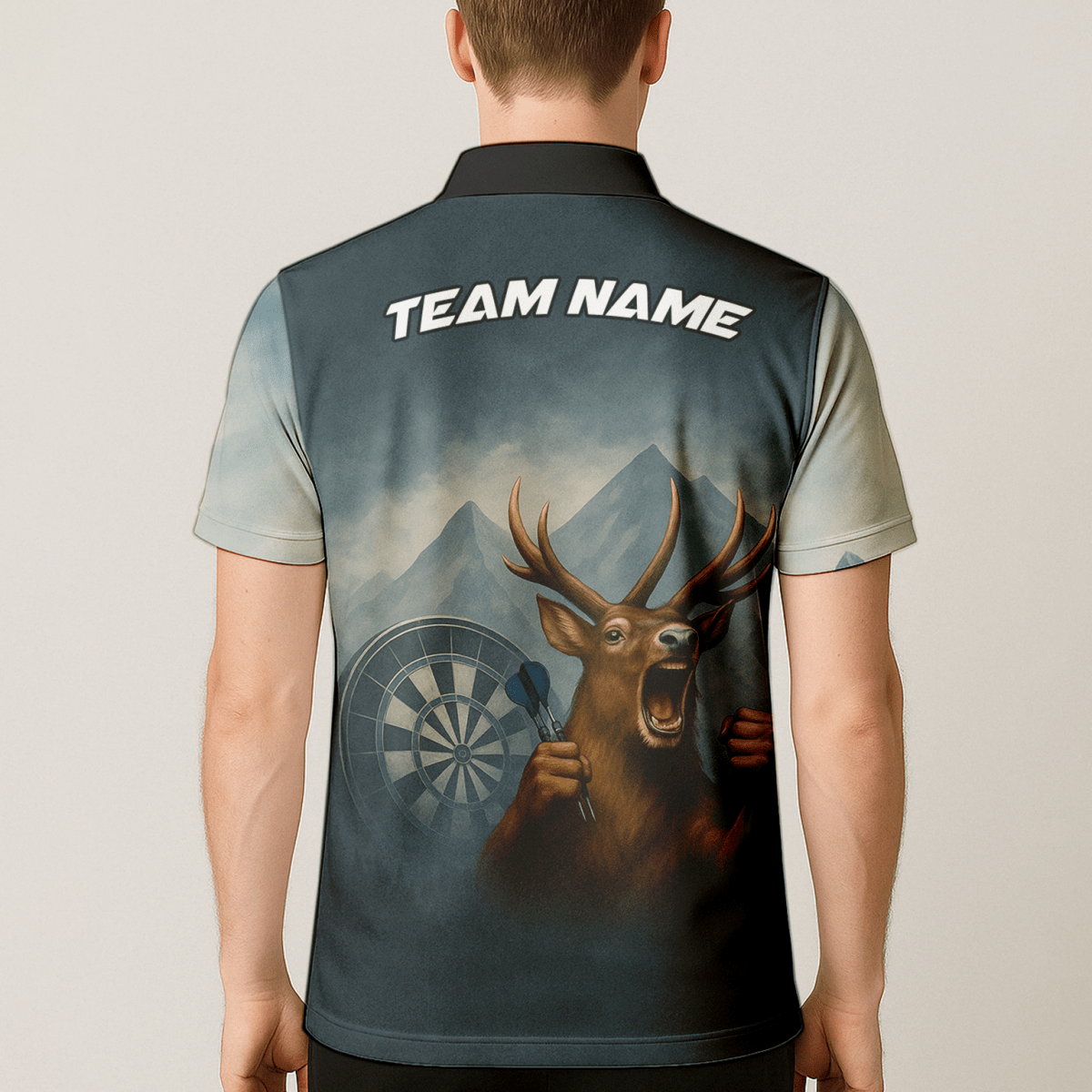 Dart Poloshirt für Herren mit Hirsch Berg Nebel Motiv - Personalisiert: Eigener Name & Team - P5260 - Outfitsuche