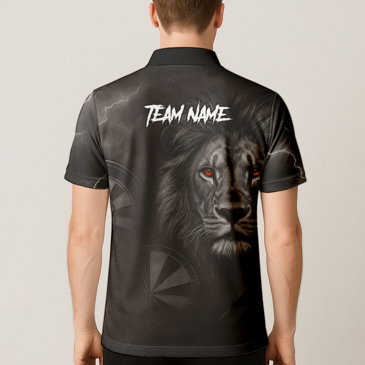 Personalisiertes Dart Polo Herren – Schwarzer Löwe & Blitz KL8320 - Outfitsuche