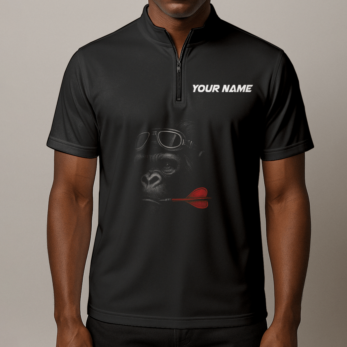 Personalisiertes Dart Polo Shirt für Herren - Gorilla - Brille Roter Dart Schwarzer Name - G7594 - Outfitsuche