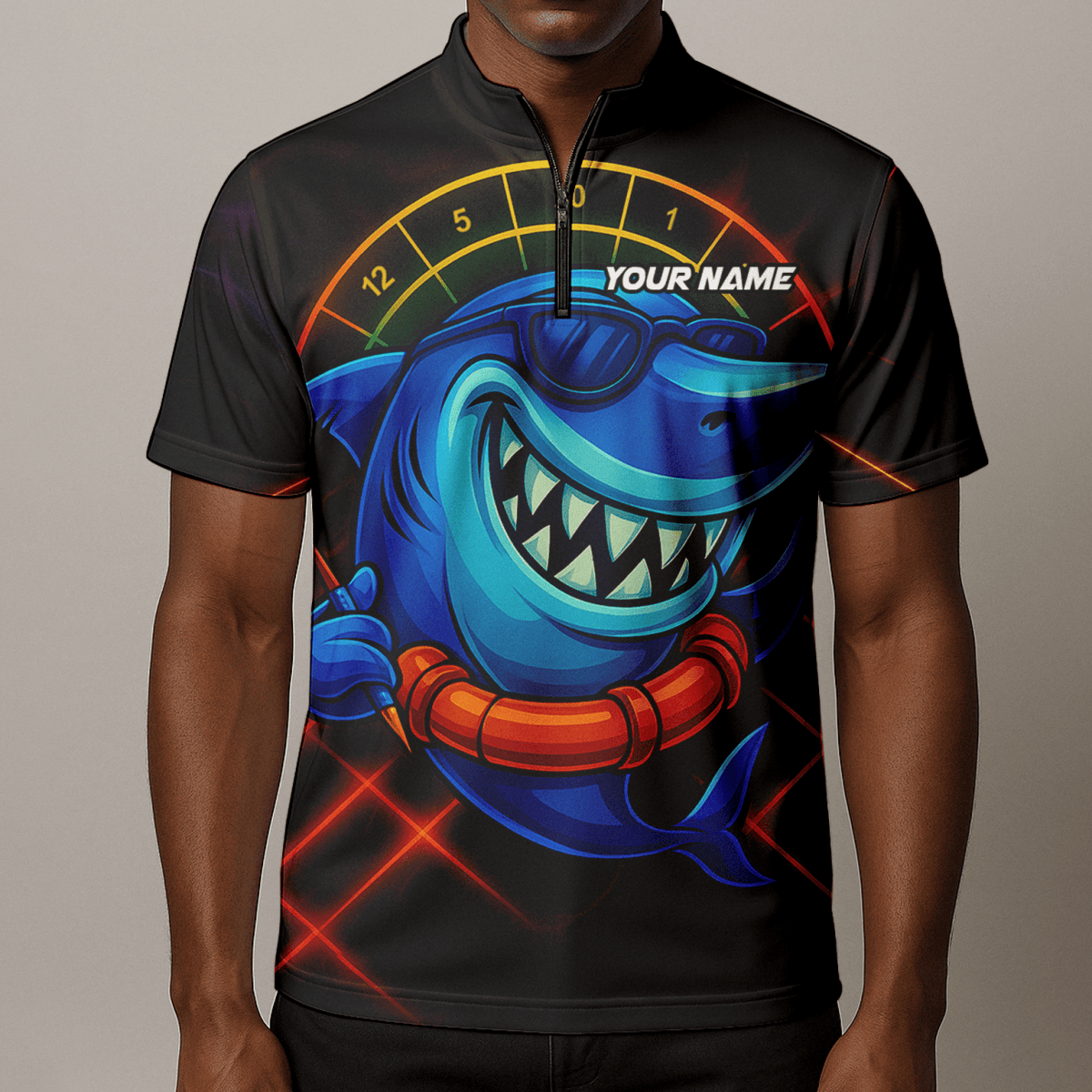 Personalisiertes Dart - Poloshirt für Herren mit wütendem Dartscheiben - Maskottchen, Weiß - Schwarz G3683 - Outfitsuche