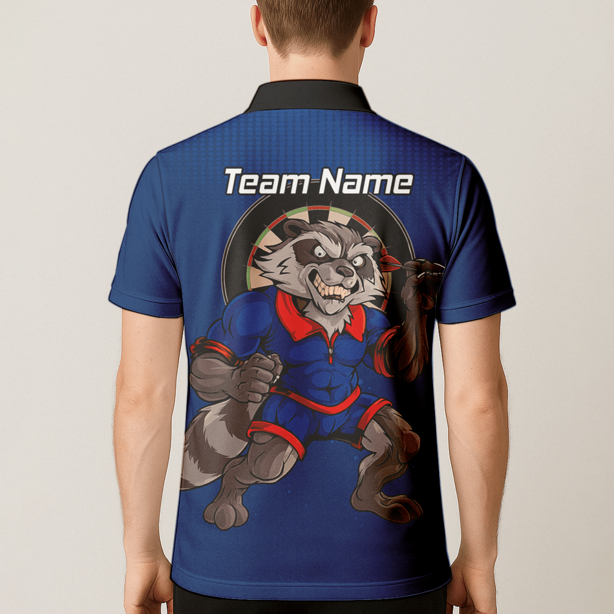 Personalisiertes Herren Poloshirt mit Wunschname – Waschbär Dart Team Shirt Blau Rot Y3391 - Outfitsuche
