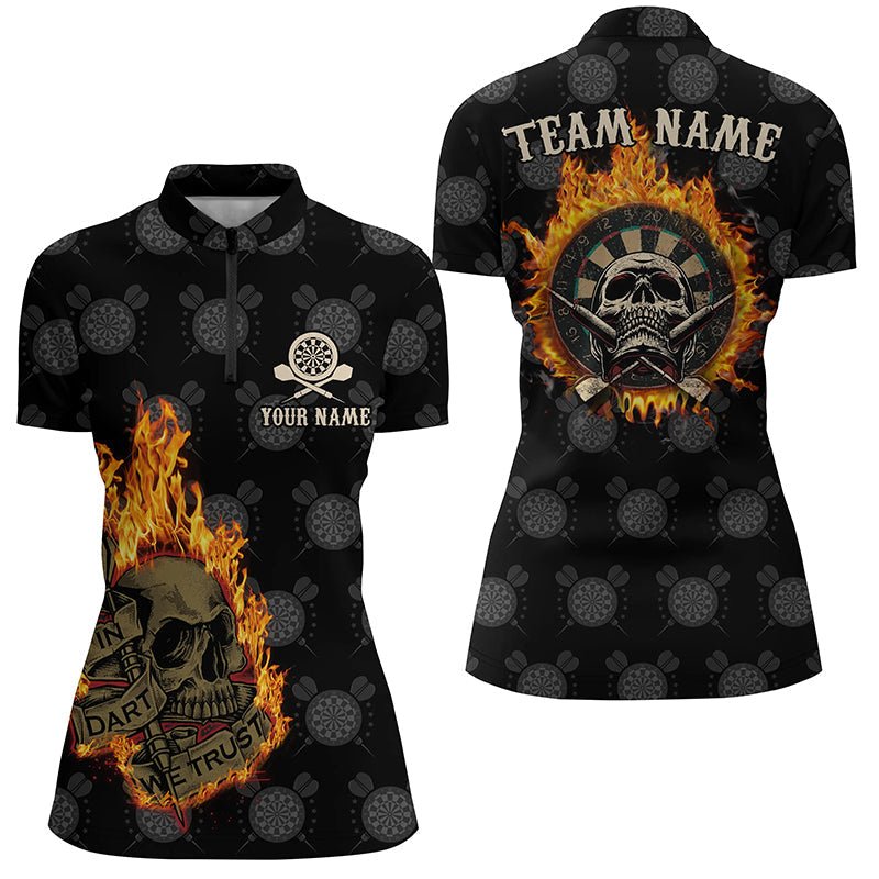 Individuell anpassbares Damen Dart-Team-Trikot "In Dart We Trust" mit Flammen-Totenkopf-Motiv und 1/4 Zip - Outfitsuche