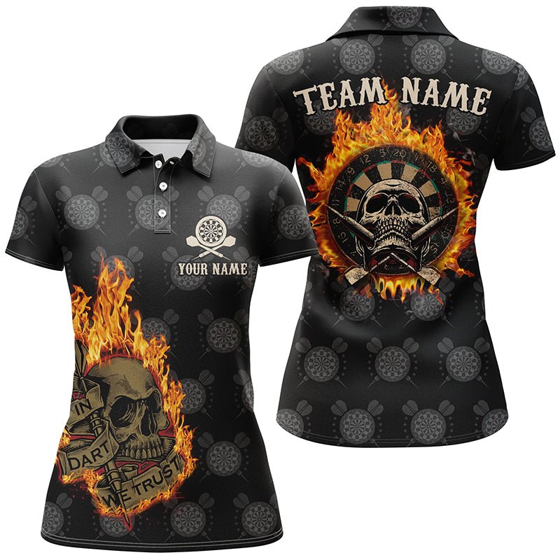 Personalisierte Damen Polo Shirts "In Dart We Trust" mit Flammen Totenkopf, verrücktes Dart-Trikot für Frauen - Outfitsuche